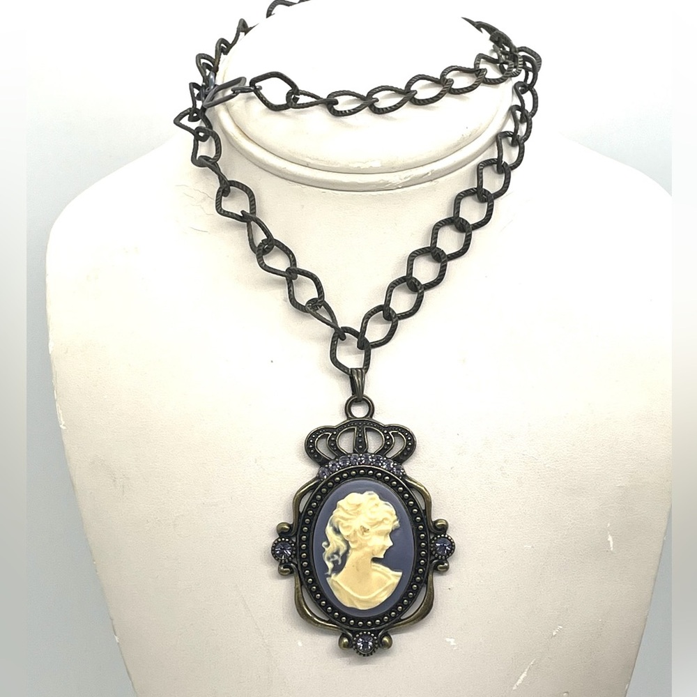 Stunning Cameo Necklace